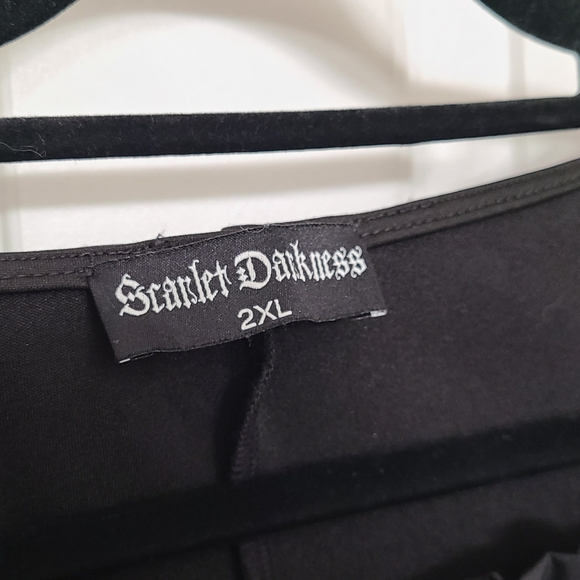 Scarlet Darkness Peasant Blouse - Picture 13 of 14